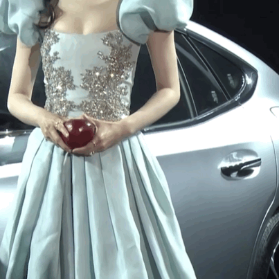 时尚先生红毯暗战，万茜又美又欲，吴宣仪清凉性感，金晨艳压全场