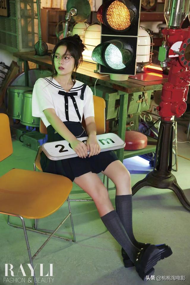 00后小花赵今麦《GQ》黑白风格写真大片，变身摇滚酷女孩