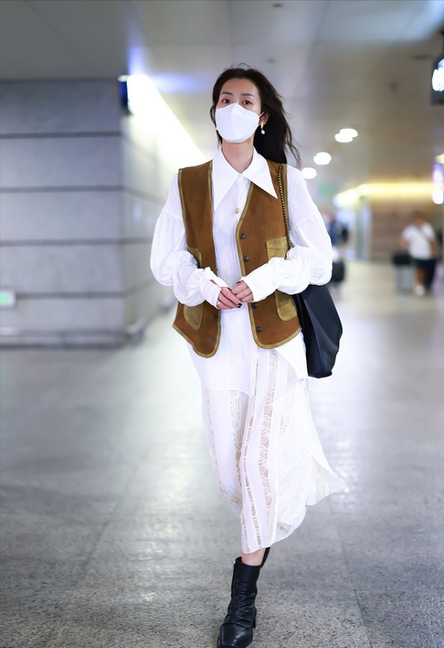 刘雯穿宽松T恤配半裙，看着霸气又特别，高个子女生都该这么搭配