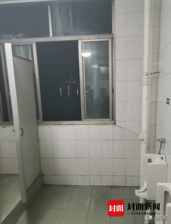 江苏大学一学生在校坠亡 警方排除他杀 家属质疑：校方拖延4小时才告知 死者母亲曾被控制在酒店