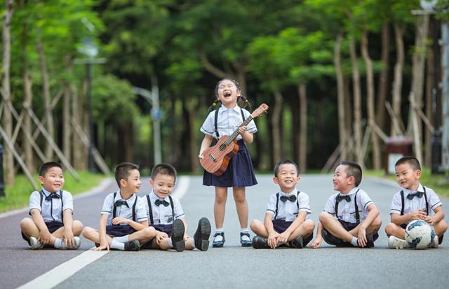 幼儿园毕业照惊艳到网友，家长却无奈表示，这份仪式感价值398元