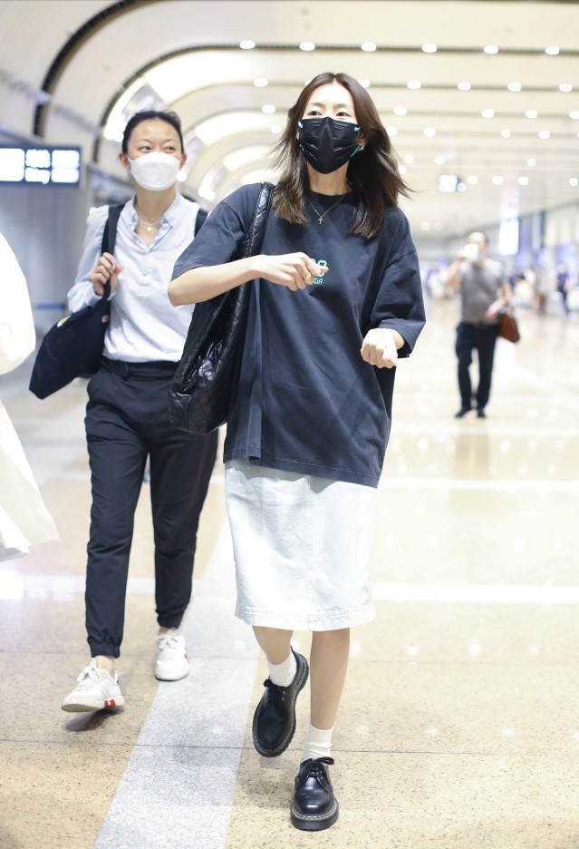 刘雯穿宽松T恤配半裙，看着霸气又特别，高个子女生都该这么搭配