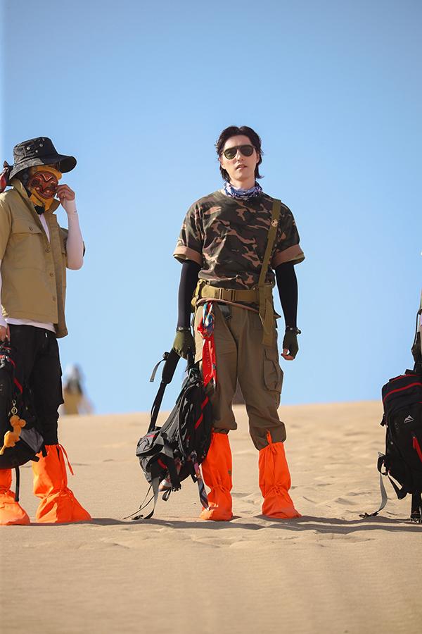 《极限挑战6》沙漠徒步困难重重 成员逆风而行一起拼