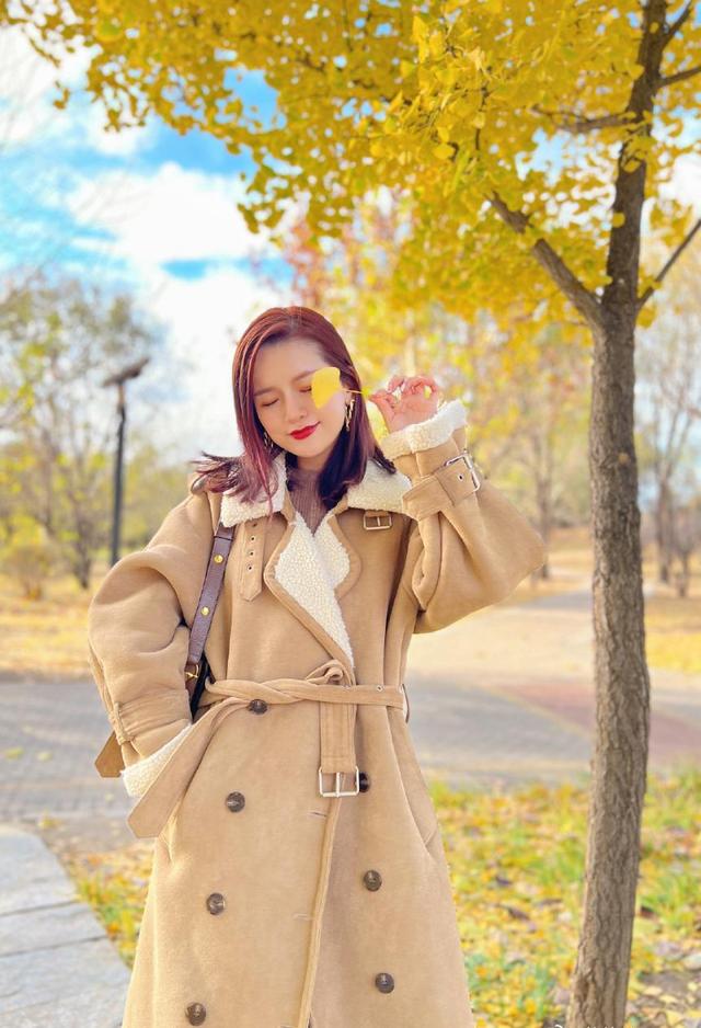 女士秋天拍美照，8种拍照姿势、技巧可以用，秋天景美人也美