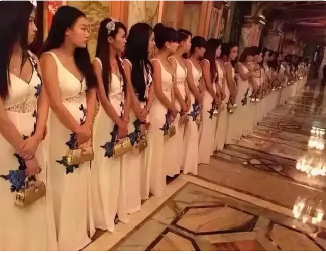 KTV进高校招聘，号召学生脱下长衫,孔乙己变“公主”?