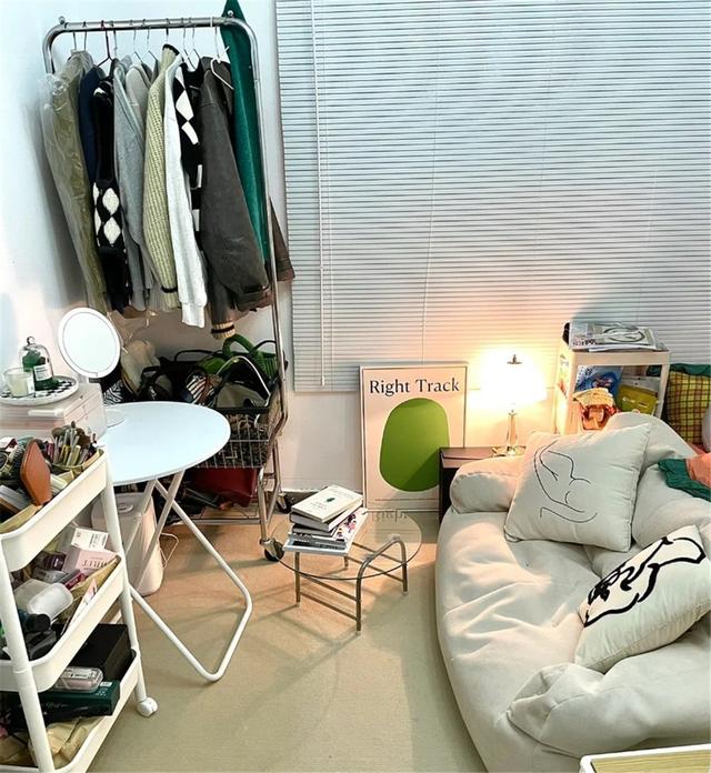 上海姑娘改造8㎡卧室,将狭小拥挤的卧室,变成乱中有序的小窝