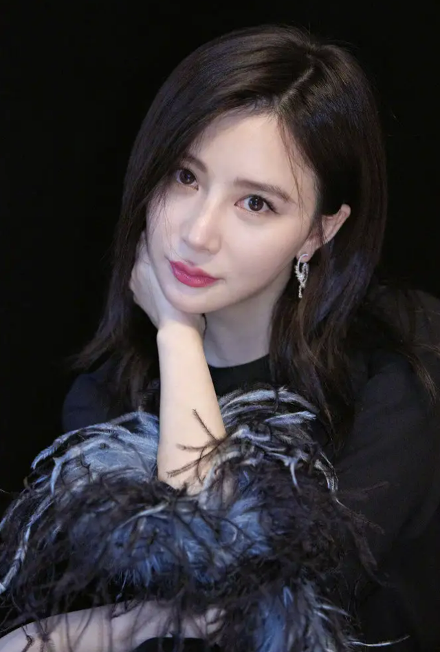 明明“歪瓜裂枣”，却能“美若天仙”，这8位女明星整得太惊艳