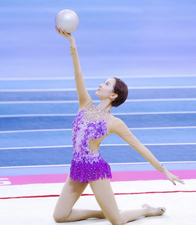 明明“歪瓜裂枣”，却能“美若天仙”，这8位女明星整得太惊艳