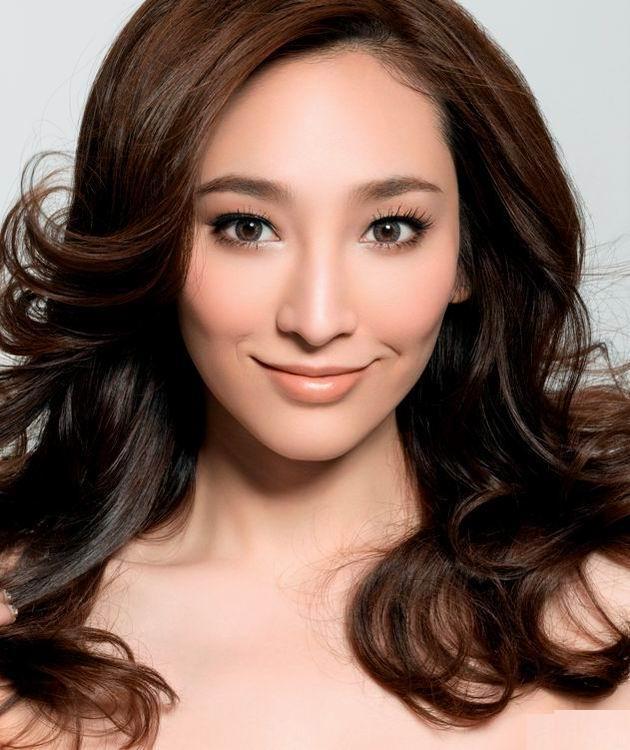 她是“九头身女神”,嫁入豪门之后5年生四胎,如今成50亿女富豪