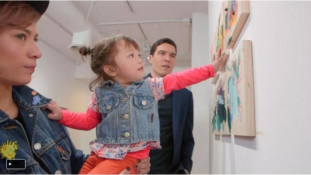 这个两岁小女孩连ABC都认不全,但已经在纽约办起了个人画展