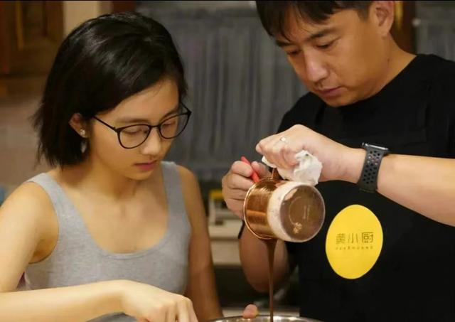 16岁的黄多多跟黄磊外出被拍，穿露脐装紧身裤，身材高挑模样自信