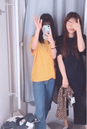 美女试衣间疯狂换衣，脸皮厚的不成样子