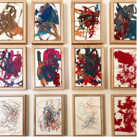 这个两岁小女孩连ABC都认不全,但已经在纽约办起了个人画展