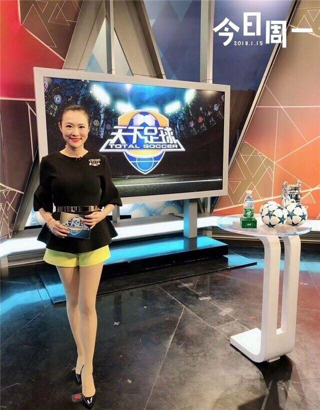 《天下足球》美女主播晒极品好身材！球迷赞叹：腿精，太好看了