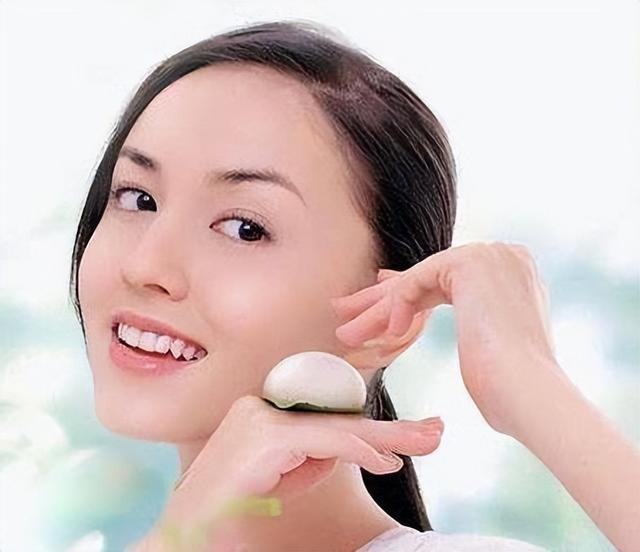 给富豪五年连生四娃,拿到5亿分手费后,37岁的刘碧丽怎么样了?