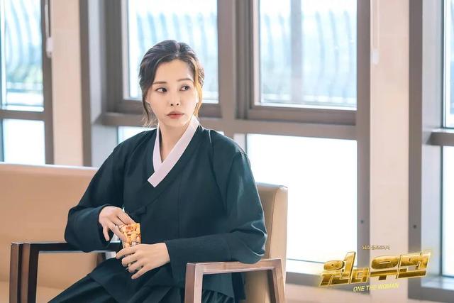 开播收视第一，豆瓣开分7.9，SBS新剧《一个女人》是水土不服吗？