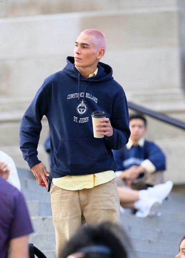 毁经典？《绯闻女孩》被翻拍，演员长相穿着太土被狂嘲