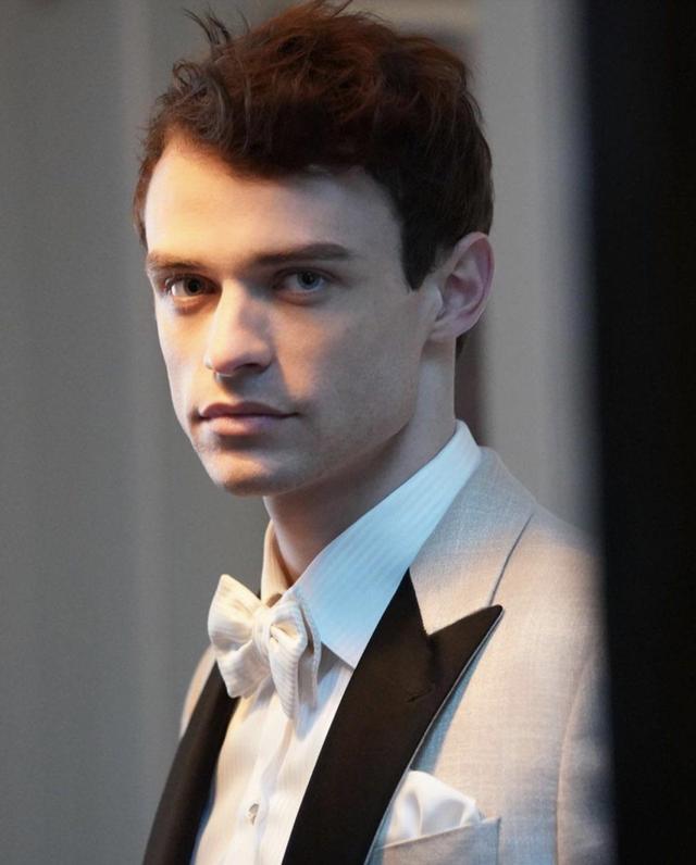 毁经典？《绯闻女孩》被翻拍，演员长相穿着太土被狂嘲