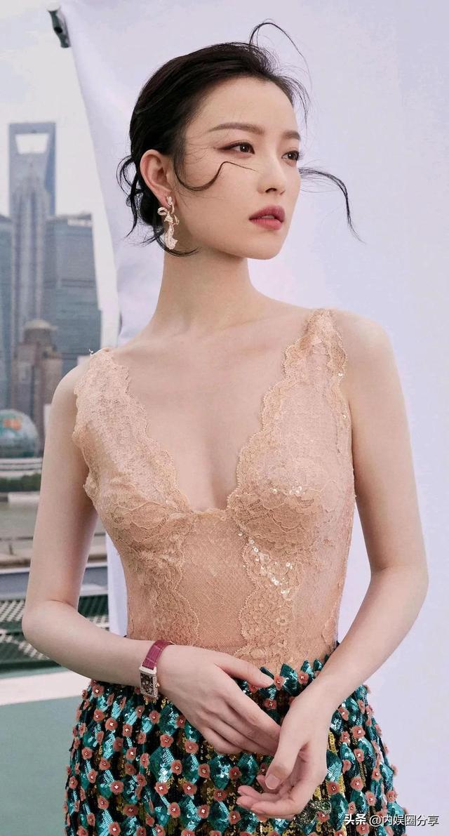 34岁魅力十足的倪妮，身材火辣性感迷人