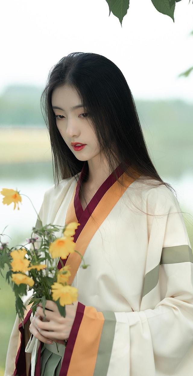 8首古代人夸赞女子美貌的经典诗篇,字字温柔动人,你读过几首?