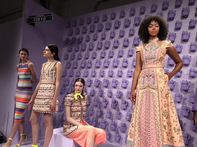 《绯闻女孩》热门品牌按清宫剧后宫规格打造时装周，乾隆看到乐了