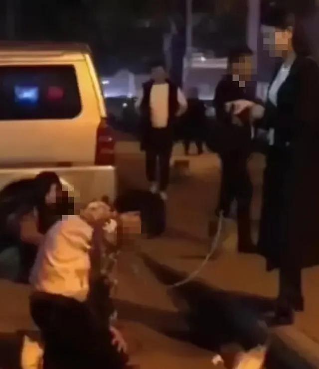 不愿做人情愿当狗？这种把戏在私人领域叫情趣，在公众场合是违法