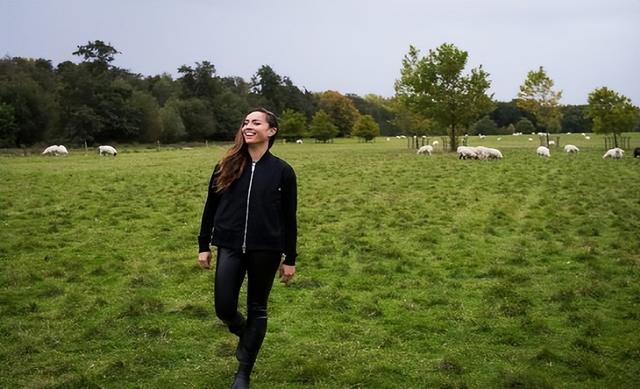 给富豪五年连生四娃,拿到5亿分手费后,37岁的刘碧丽怎么样了?