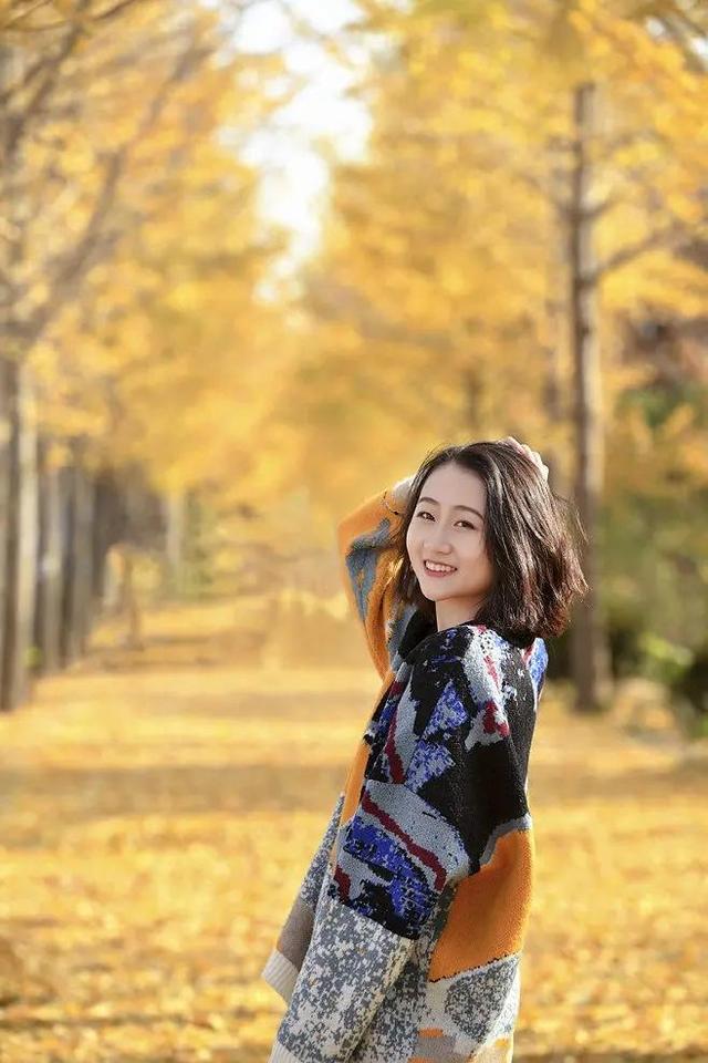 女士秋天拍美照，8种拍照姿势、技巧可以用，秋天景美人也美