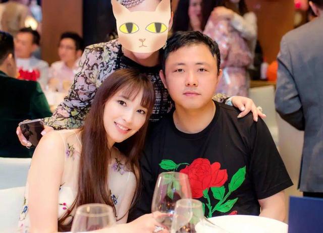 她是“九头身女神”,嫁入豪门之后5年生四胎,如今成50亿女富豪