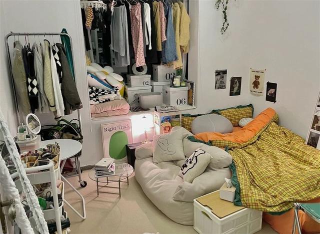 上海姑娘改造8㎡卧室,将狭小拥挤的卧室,变成乱中有序的小窝