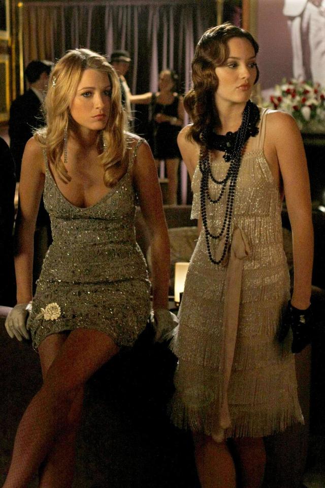 毁经典？《绯闻女孩》被翻拍，演员长相穿着太土被狂嘲