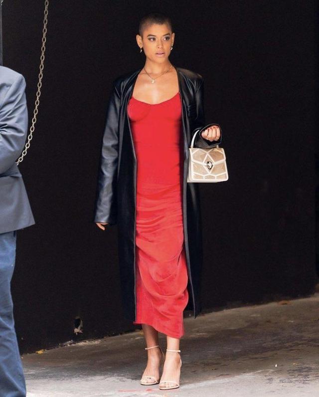 毁经典？《绯闻女孩》被翻拍，演员长相穿着太土被狂嘲