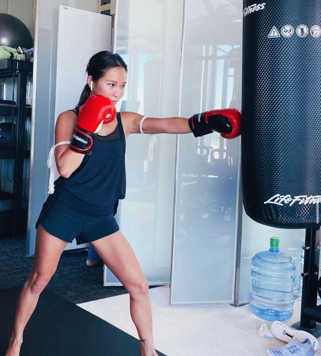 给富豪五年连生四娃,拿到5亿分手费后,37岁的刘碧丽怎么样了?