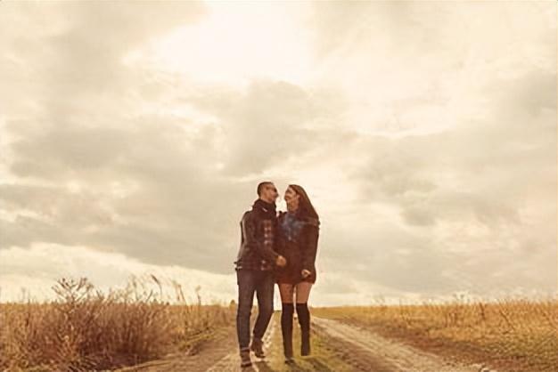 当一个男人放不下你，一定有的这4个表现