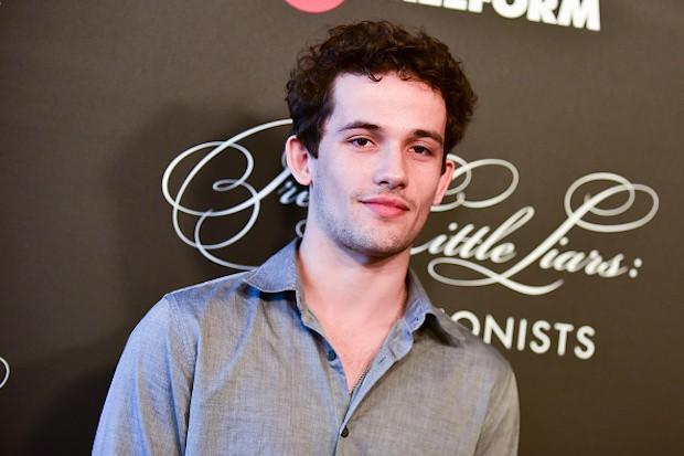 毁经典？《绯闻女孩》被翻拍，演员长相穿着太土被狂嘲