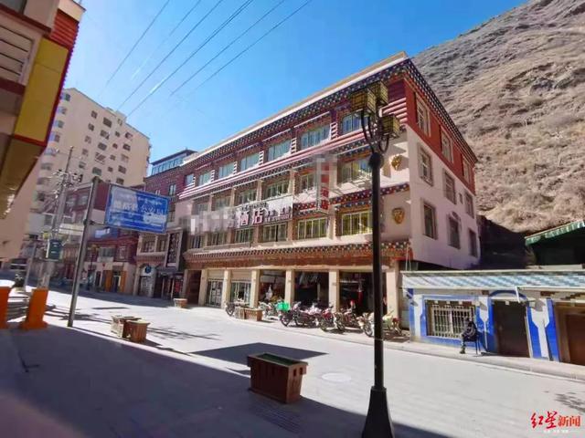 男子调戏女服务员未果,随后进错酒店房间与床上陌生女发生性关系