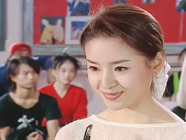 真正的时髦男女,活在30年前的国产剧里丨原创