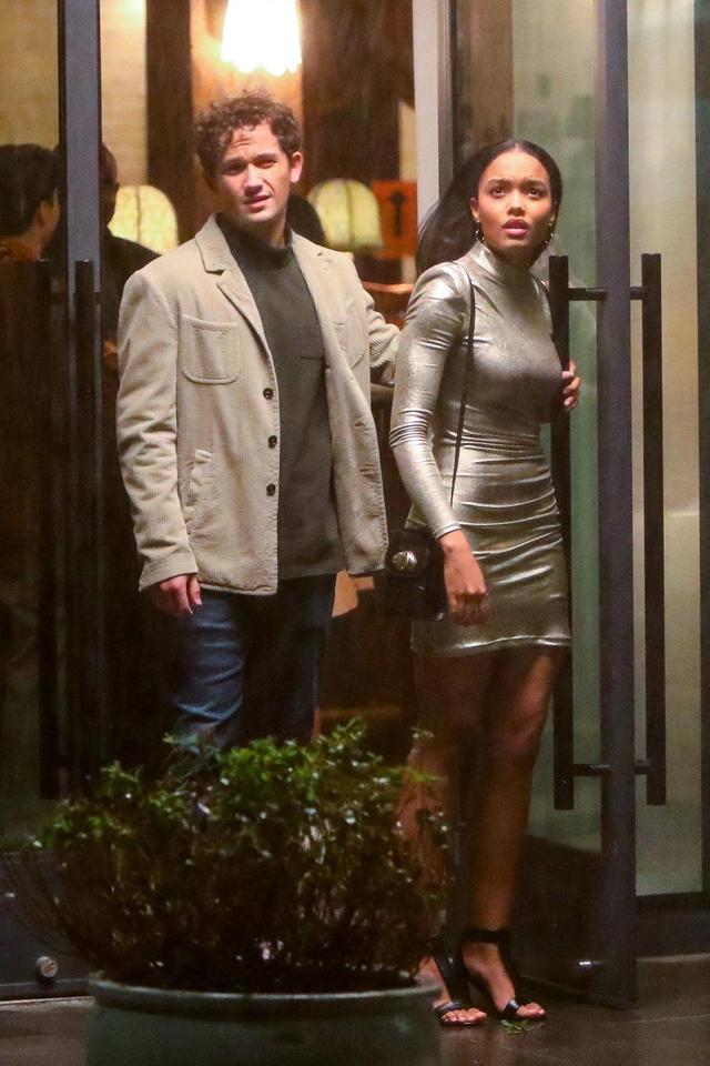 毁经典？《绯闻女孩》被翻拍，演员长相穿着太土被狂嘲