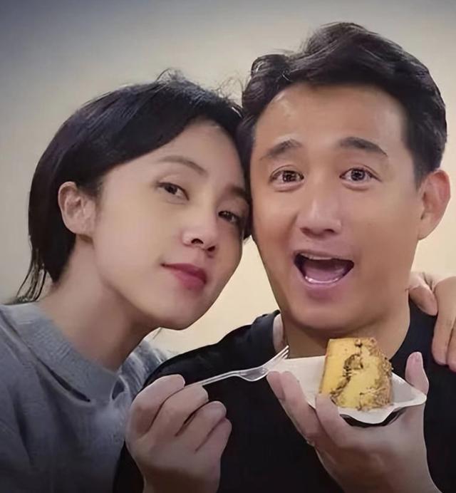 16岁的黄多多跟黄磊外出被拍，穿露脐装紧身裤，身材高挑模样自信