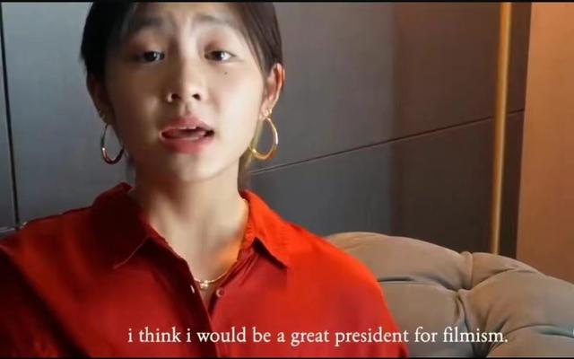 16岁的黄多多跟黄磊外出被拍，穿露脐装紧身裤，身材高挑模样自信