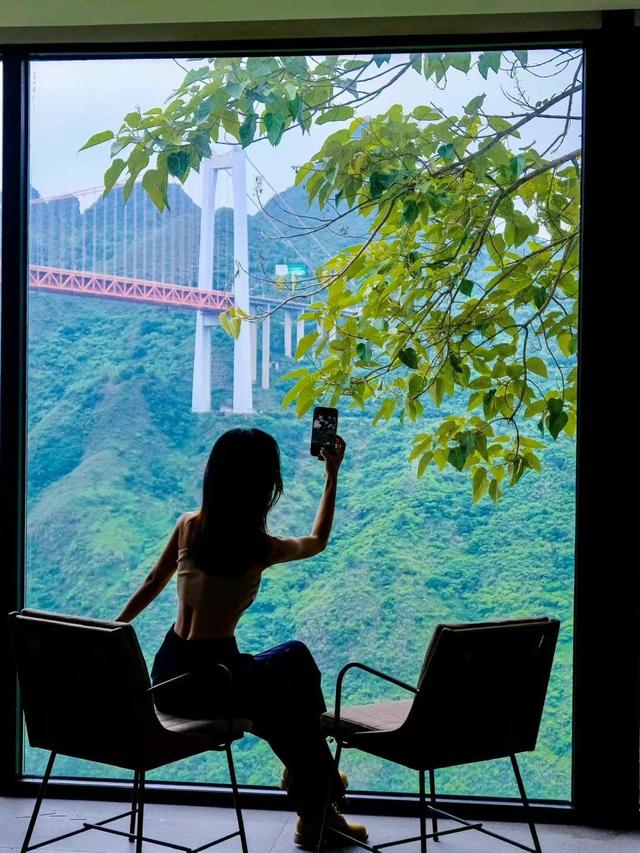 自然的美景，与美女的美色，交相辉映