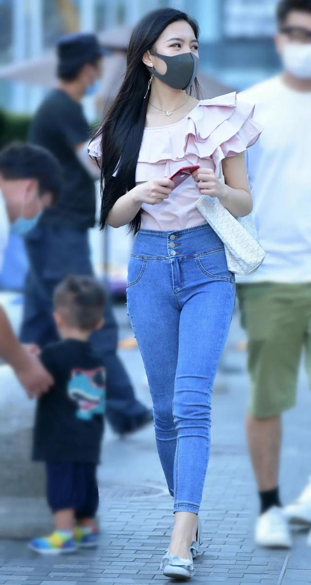 穿牛仔裤秀身材的时尚甜美小姐姐