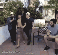 师父说过,山下的女人是老虎,遇到了要躲开