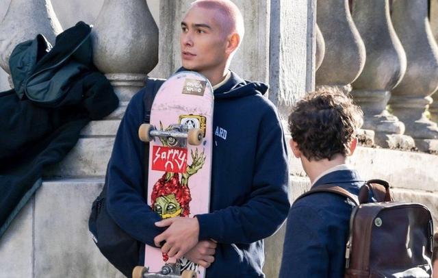 毁经典？《绯闻女孩》被翻拍，演员长相穿着太土被狂嘲