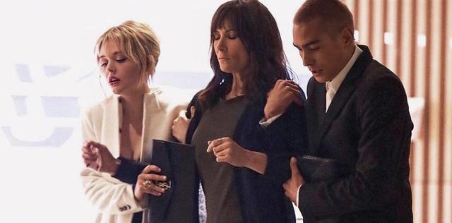 毁经典？《绯闻女孩》被翻拍，演员长相穿着太土被狂嘲