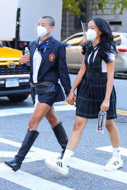 毁经典？《绯闻女孩》被翻拍，演员长相穿着太土被狂嘲