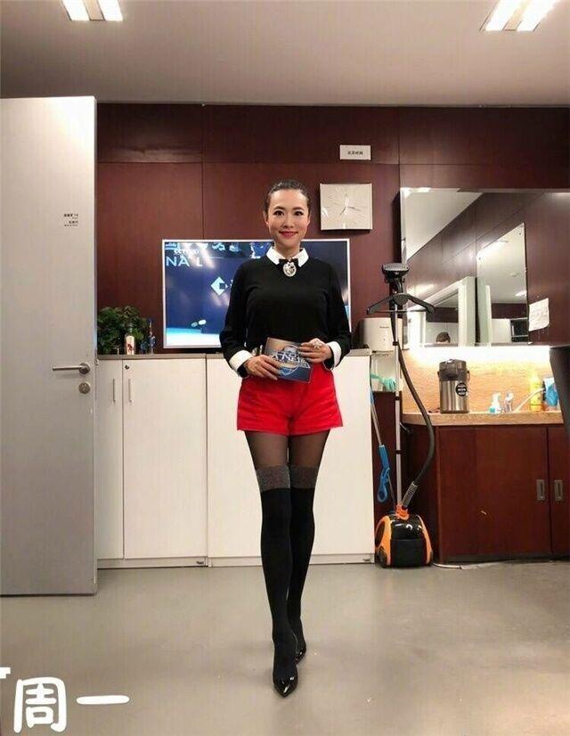 《天下足球》美女主播晒极品好身材！球迷赞叹：腿精，太好看了