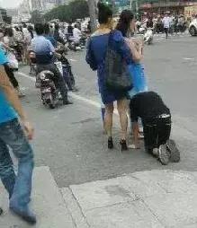 不愿做人情愿当狗？这种把戏在私人领域叫情趣，在公众场合是违法