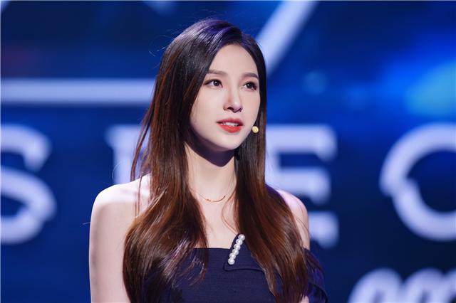 《天下足球》美女主播晒极品好身材！球迷赞叹：腿精，太好看了