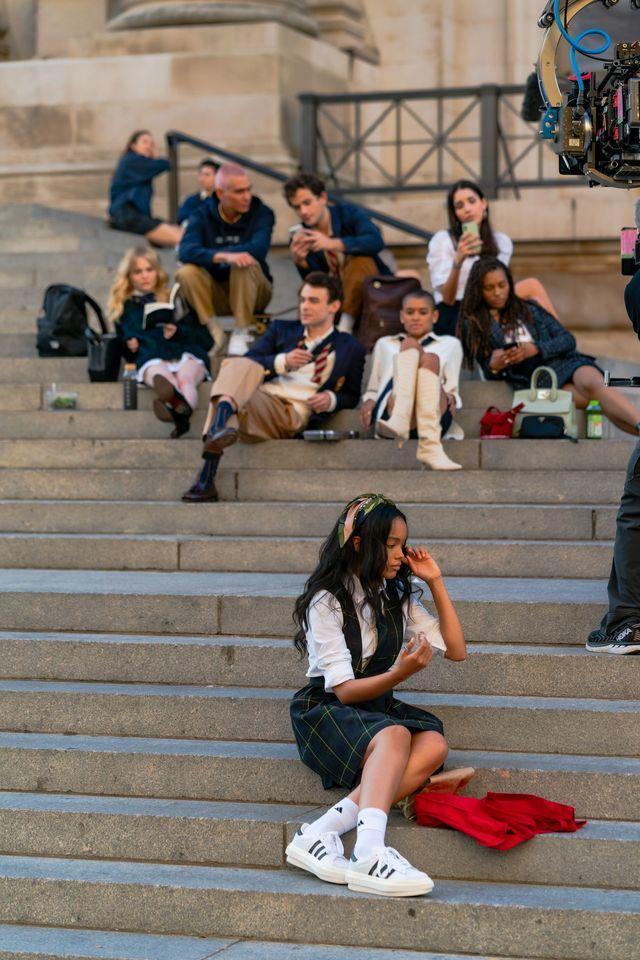 毁经典？《绯闻女孩》被翻拍，演员长相穿着太土被狂嘲